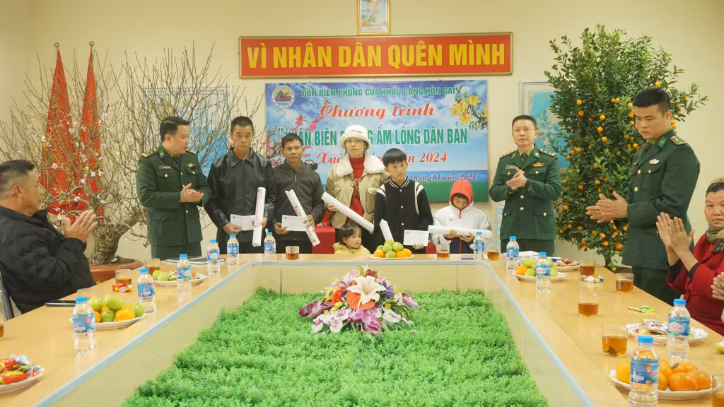 Lãnh đạo Đồn BPCK Cảng Hòn Gai tặng quà Tết cho các cháu học sinh trong chương trình
