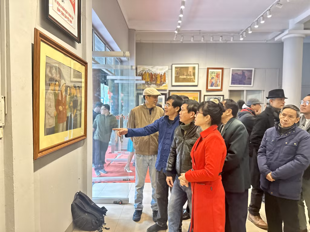 Các đại biểu tham quan không gian triển lãm.