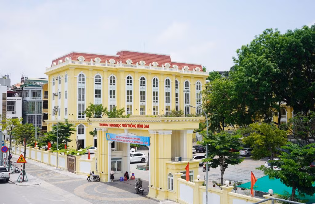 Quảng Ninh luôn tăng cường sự lãnh đạo, chỉ đạo và dành nguồn lực đầu tư, chăm lo phát triển sự nghiệp GD&amp;ĐT. (Trong ảnh: Trường THPT Hòn Gai)