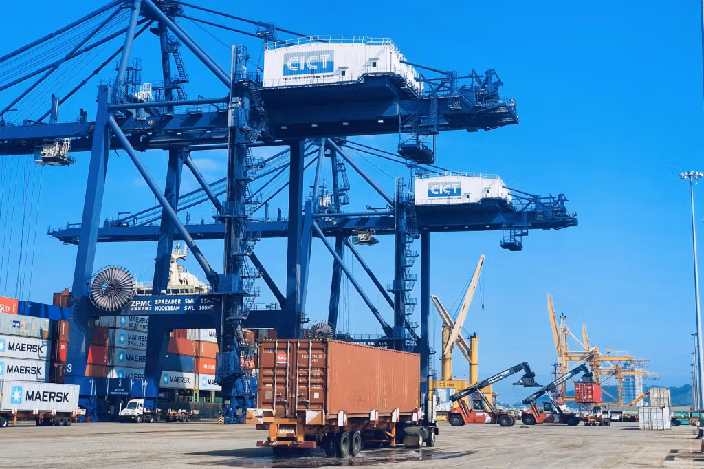 Bốc xúc hàng hóa tại Cảng CICT Cái Lân.