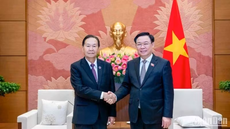 Chủ tịch Quốc hội Vương Đình Huệ và Phó Chủ tịch Quốc hội Lào Chaleun Yiapaoher. (Ảnh: DUY LINH)