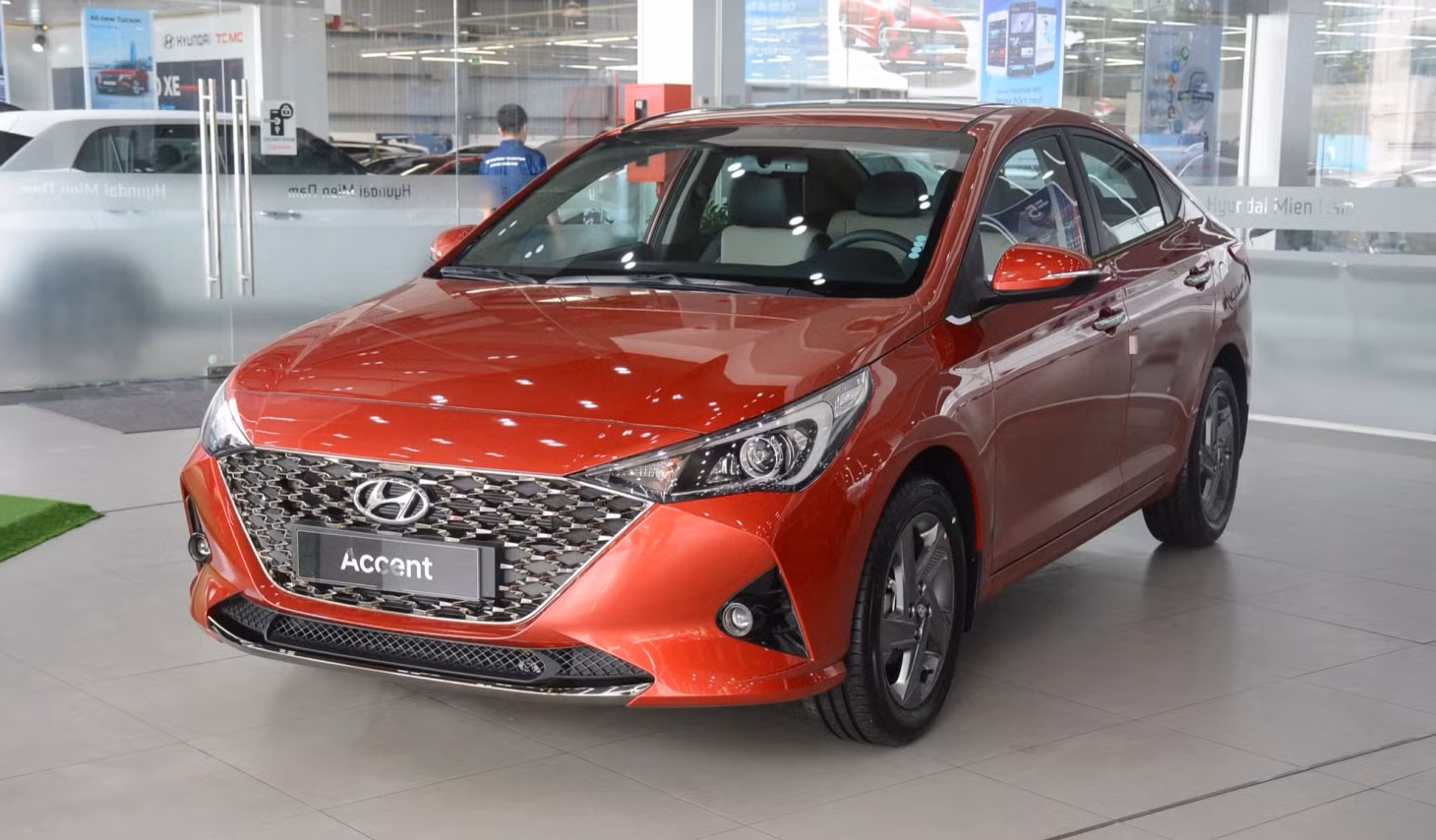 Bước nước rút đáng ghi nhận với gần 3.000 xe bán ra trong tháng 12.2023, tuy nhiên với tổng doanh số bán đạt 17.452 xe, Hyundai Accent vẫn xếp sau Mitsubishi Xpander trong cuộc đua tranh doanh số toàn thị trường ô tô Việt Nam. Thậm chí, so với năm 2022, lượng tiêu thụ Hyundai Accent còn thấp hơn 5.193 xe. Tương tự những năm trước, Hyundai Accent tại Việt Nam do HTV lắp ráp phân phối, tuy nhiên mẫu xe này không có nhiều thay đổi về thiết kế, công nghệ.