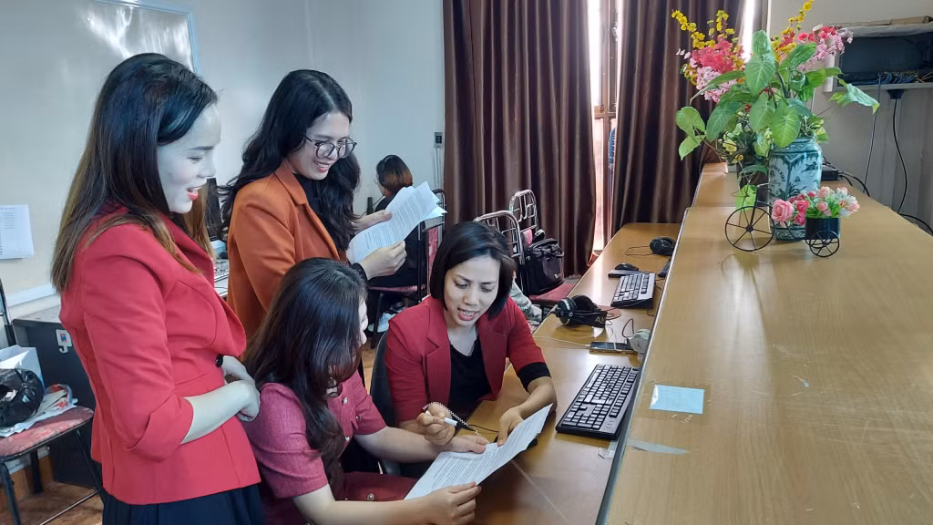 Các biên tập viên, biên dịch viên Phòng Quốc tế, Trung tâm Truyền thông tỉnh, thực hiện công việc hằng ngày.