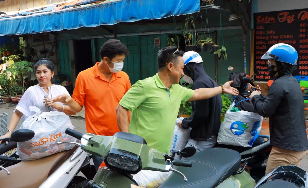 Các cộng sự của bà Uyên phụ nhận quần áo của người mang đến tặng. Theo quan sát, cách 3-5 phút là có một kiện hàng được shipper hoặc người tặng mang quần áo, hàng hóa đến gian hàng 0 đồng.