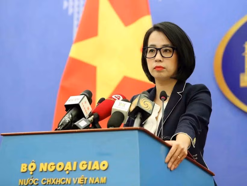 Người phát ngôn Bộ Ngoại giao Phạm Thu Hằng trả lời câu hỏi của đại diện các cơ quan báo chí trong nước và quốc tế. (Ảnh: An Đăng/TTXVN)