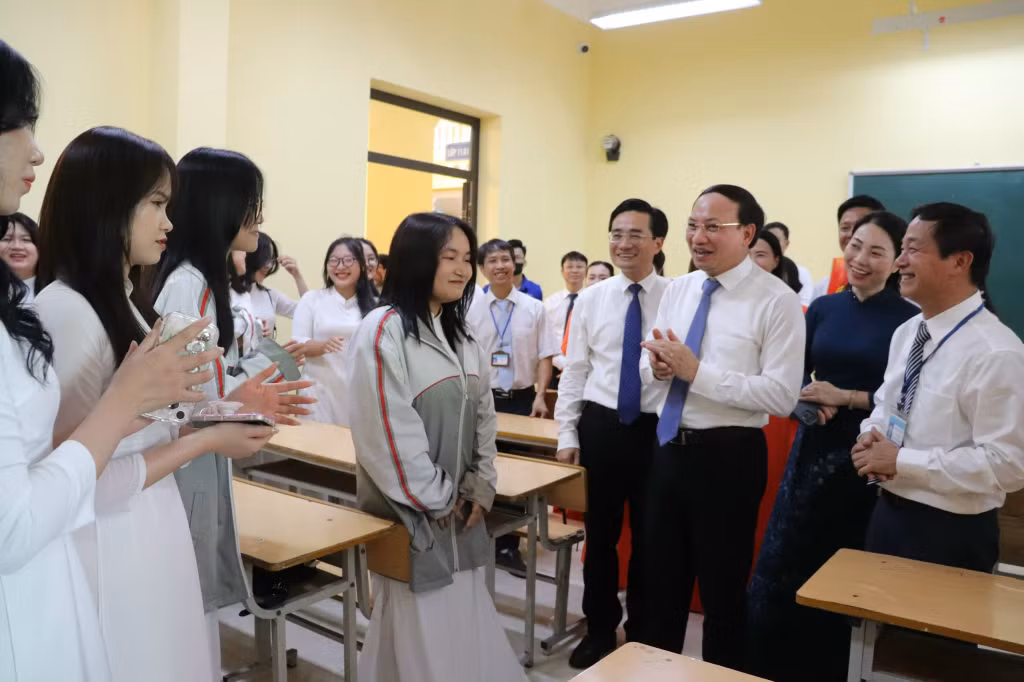 Đồng chí Bí thư Tỉnh ủy, Chủ tịch HĐND tỉnh trò chuyện với các em học sinh Trường THPT Cẩm Phả trong phòng học mới, năm học 2023-2024. Ảnh: Thu Chung