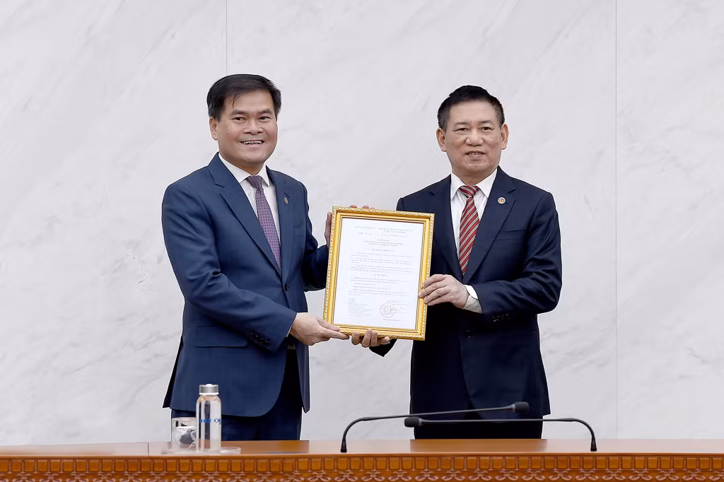 Thừa ủy quyền của Thủ tướng Chính phủ, đồng chí Hồ Đức Phớc, Bộ trưởng Bộ Tài chính đã trao Quyết định điều động, bổ nhiệm và chúc mừng đồng chí Bùi Văn Khắng.