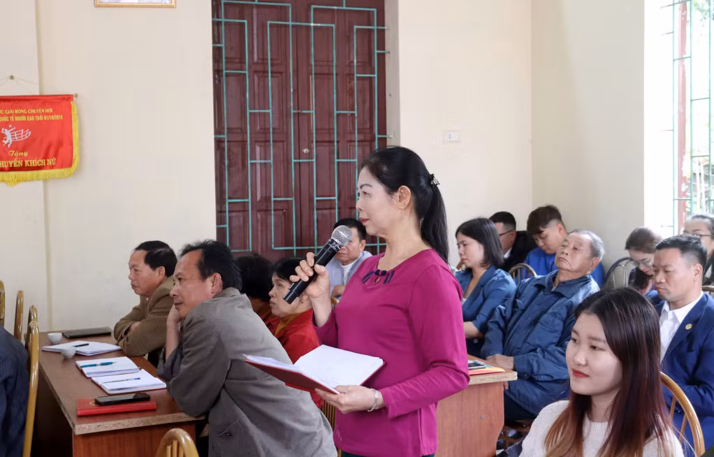 Đảng viên chi bộ khu Trới 6, phường Hoành Bồ, TP Hạ Long, phát biểu tại buổi sinh hoạt chi bộ thường kỳ.