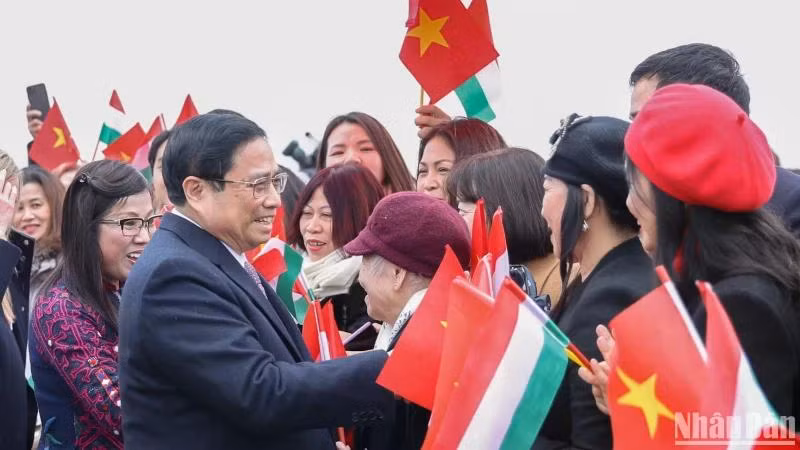 Đông đảo kiều bào Việt Nam tại Hungary ra sân bay đón Thủ tướng Phạm Minh Chính và Phu nhân. (Ảnh: NHẬT BẮC)
