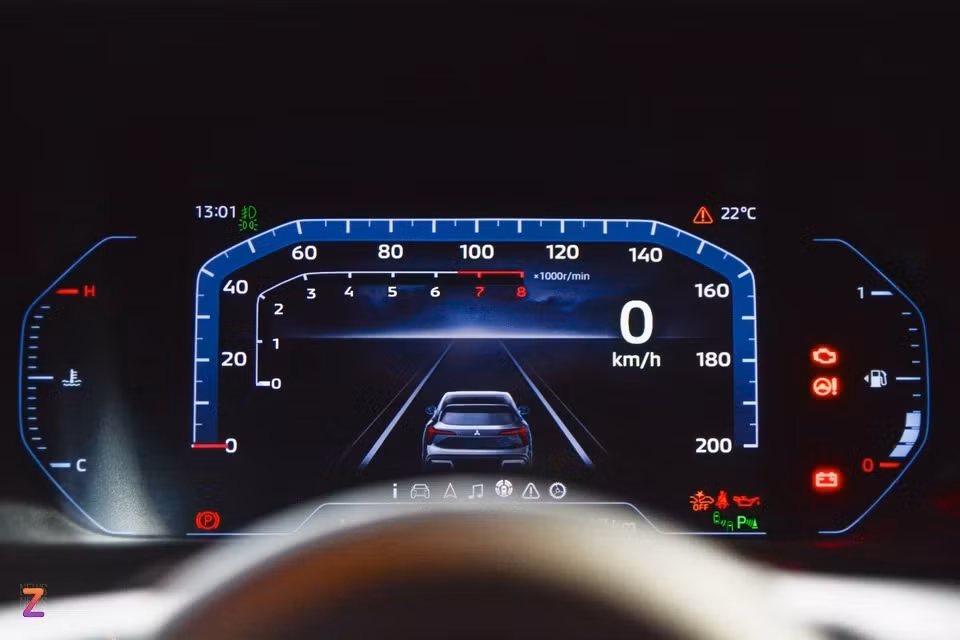 Xe có màn hình tốc độ 8 inch có đồ họa giống "đàn anh" Pajero Sport. Màn hình giải trí trung tâm 12,3 inch hỗ trợ kết nối Apple CarPlay và Android Auto không dây. Trên 2 phiên bản GLX và Exceed, xe chỉ dùng màn hình trung tâm 8 inch và cụm màn hình tốc độ kết hợp dạng cơ và một màn hình LCD 4,2 inch.