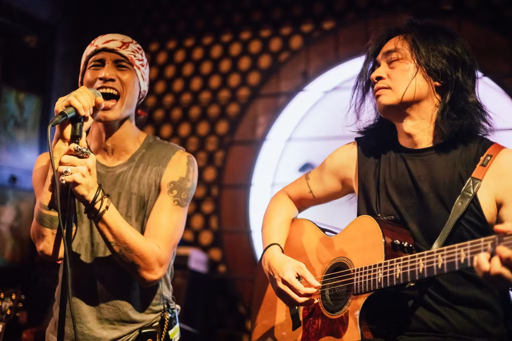 Ca khúc "Hoàng hôn" do ca sĩ Phạm Anh Khoa và Guitarist Trần Tuấn Hùng thể hiện (Ảnh: Nhật Minh MarcusVu).