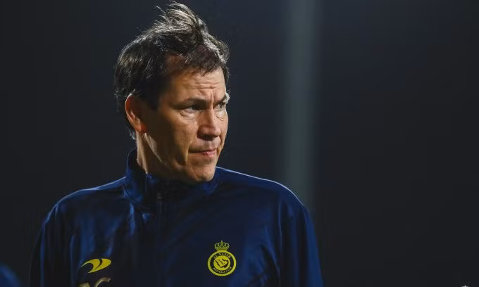 HLV Rudi Garcia trong buổi tập của Al Nassr tại Riyadh, Arab Saudi tối 11/4/2023. Ảnh: AlNassr