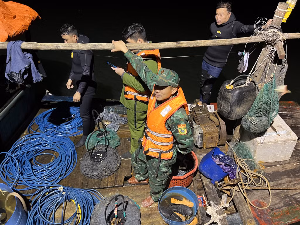 Tổ công tác tuần tra, kiểm soát phát hiện nhiều tàu cá khai thác thủy sản trái phép bằng hình thức tận diệt trên vùng biển Tiên Yên.