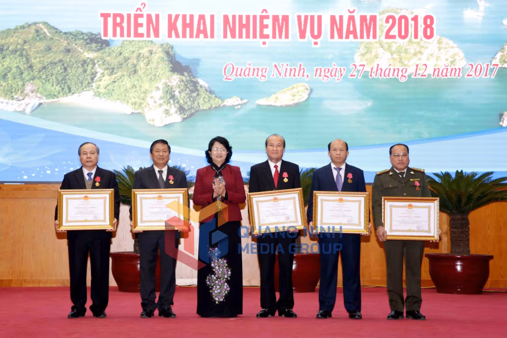 Đồng chí Đặng Thị Ngọc Thịnh, Phó Chủ tịch nước trao Huân chương Lao động hạng Nhì và Huân chương lao động hạng Ba cho 5 cá nhân có thành tích.