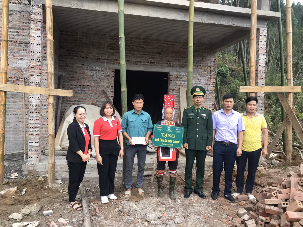 Cán bộ Đồn BP Hoành Mô cùng các tổ chức, đơn vị trao kinh phí hỗ trợ xây dựng nhà 