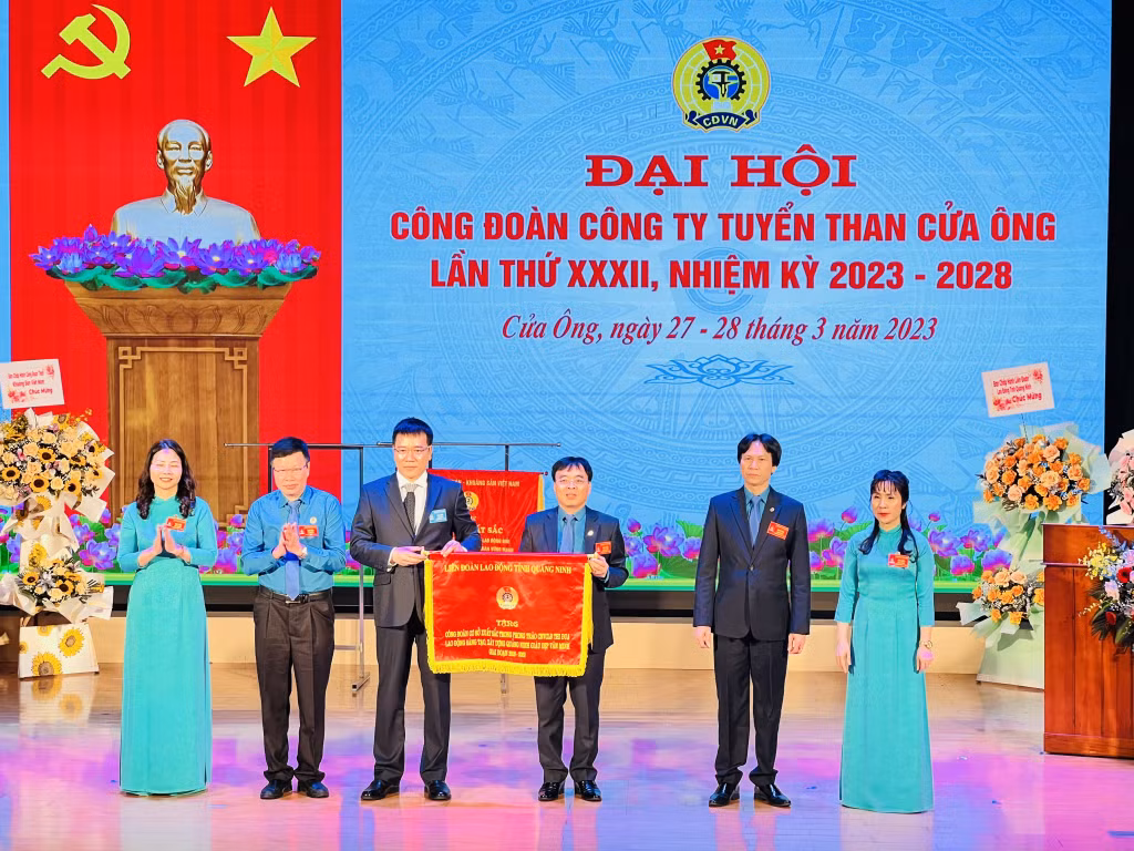 Đồng chí Tô Xuân Thao, Chủ tịch LĐLĐ tỉnh trao tặng cờ của LĐLĐ tỉnh cho Công đoàn Công ty Tuyển than Cửa Ông.