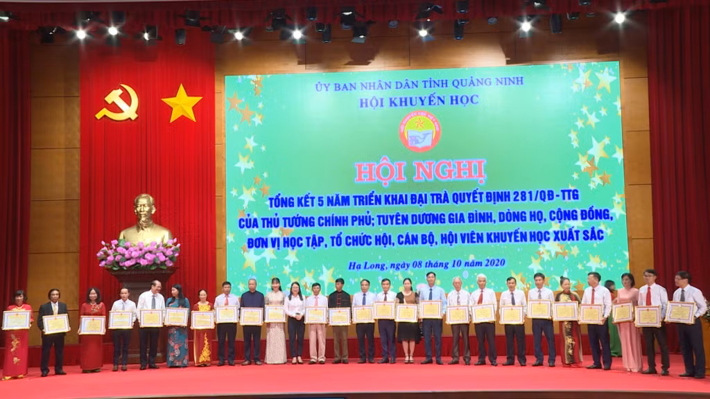 Các gia đình, dòng họ, cộng đồng, đơn vị học tập được khen thưởng tại hội nghị Tổng kết 5 năm triển khai đại trà Quyết định 281/QĐ-TTg của Thủ tướng Chính phủ (năm 2020).