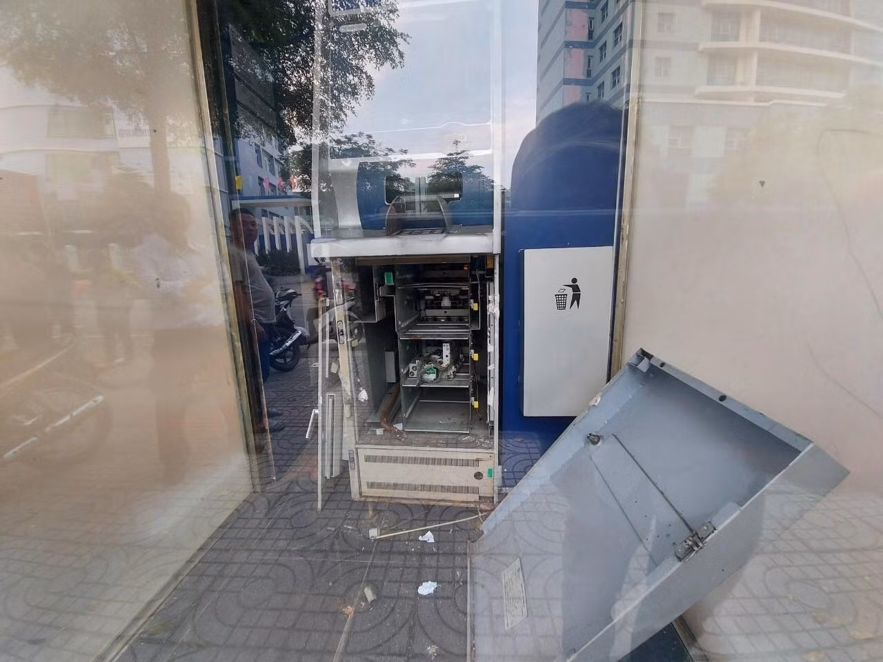 Tại hiện trường, cabin máy ATM trên đường Lê Duẩn (quận Hải Châu, TP Đà Nẵng) bị đập phá. Ảnh: Mai Hương