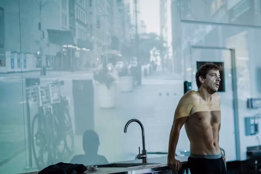 Ramsey Nasr, người đóng vai Jude, trong buổi diễn tập cho vở kịch A Little Life của Ivo Van Hove ở Amsterdam. Ảnh: Jan Versweyveld.