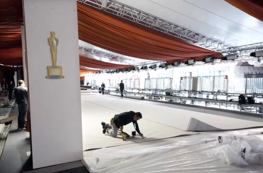 Các nhân viên trải thảm mới cho sự kiện Oscar 2023. Ảnh: AP