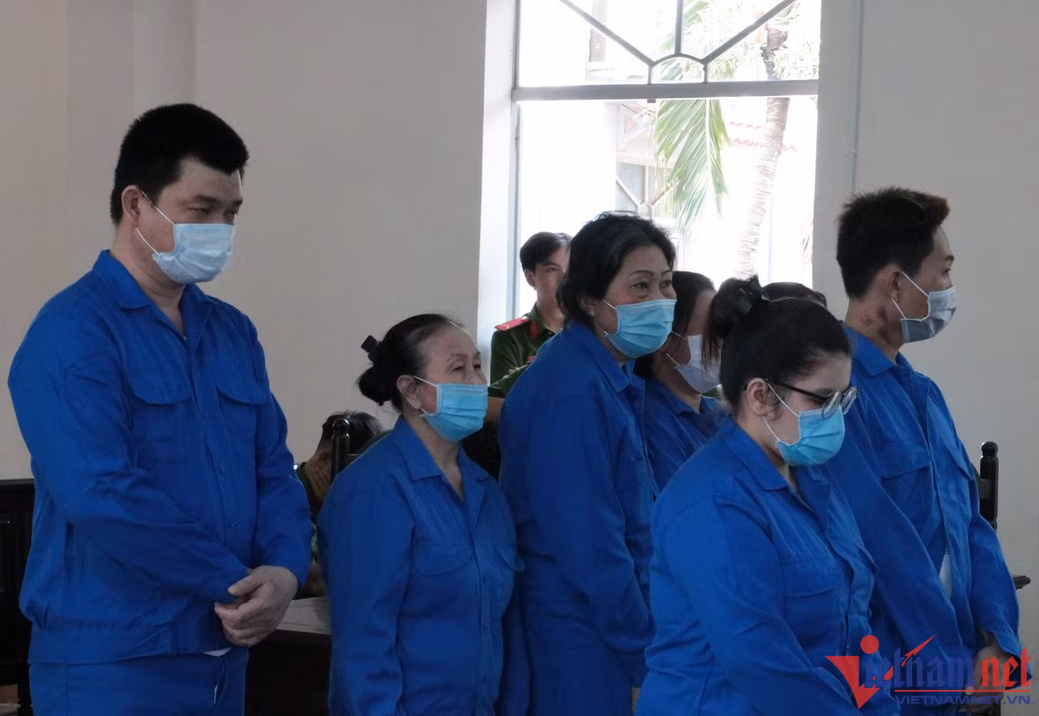 Các bị cáo nghe HĐXX tuyên án. Ảnh: Q.H