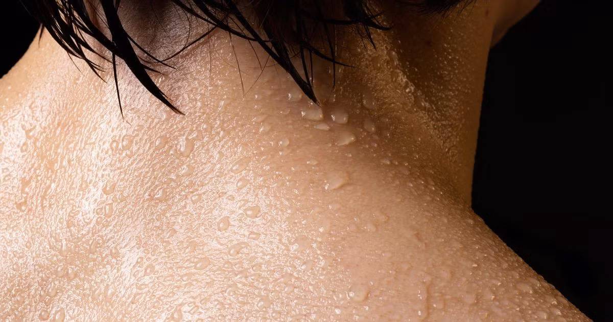 Đặc trưng của mùa hè là việc chúng ta toát mồ hôi cơ thể để thoát nhiệt nhiều hơn (Ảnh: Internet)