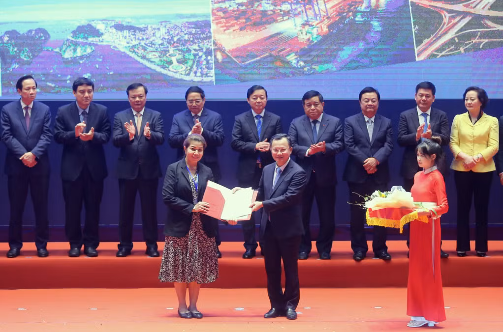 Quyền Chủ tịch UBND tỉnh Cao Tường Huy trao Giấy chứng nhận đăng ký đầu tư Dự án sản xuất các sản phẩm an toàn cho ô tô và xe có động cơ để xuất khẩu, tháng 2/2023.