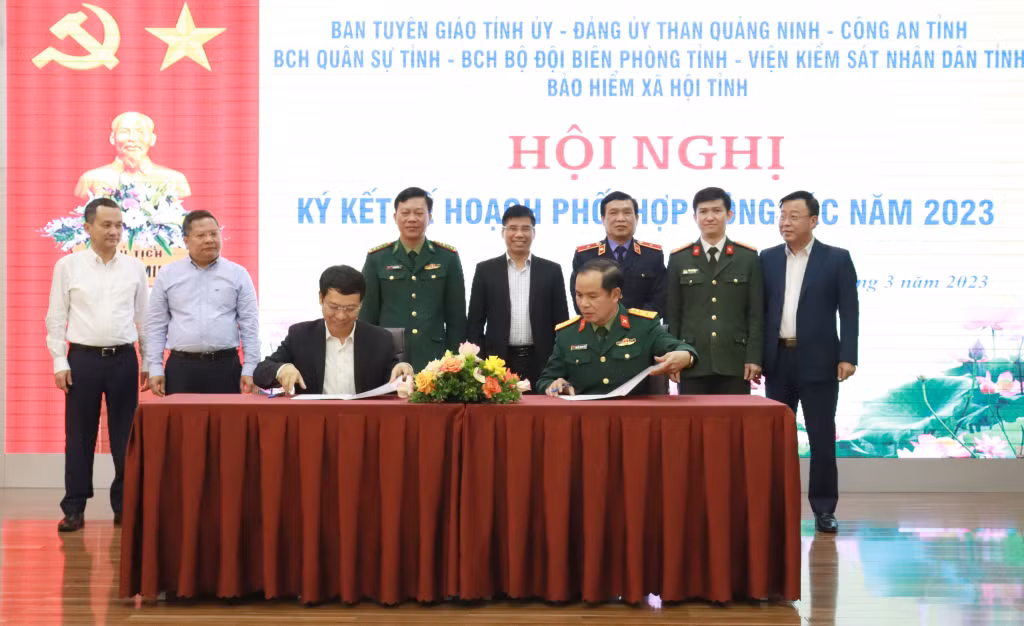 Ban Tuyên giáo Tỉnh ủy ký kết chương trình làm việc với các đơn vị. 