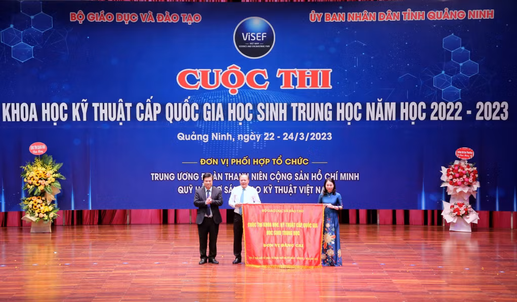 Bộ GD&amp;ĐT và tỉnh Quảng Ninh trao lại cờ luân lưu đăng cai Cuộc thi khoa học, kỹ thuật cấp quốc gia học sinh trung học năm học 2023-2024 cho tỉnh Bắc Giang.