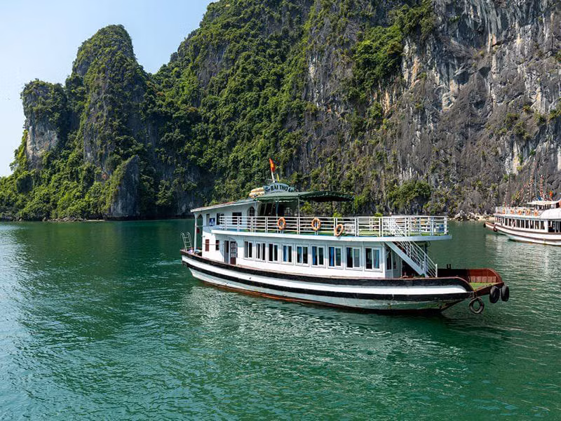 Vi vu mọi góc Hạ Long cùng dịch vụ tàu thăm vịnh của Viettour3mien ảnh 1