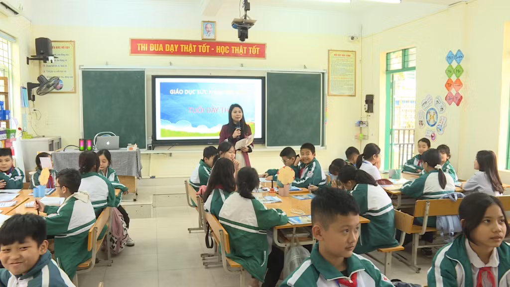 Giờ học "Tuổi dậy thì" của lớp 8A4, Trường THCS Nguyễn Văn Thuộc, TP Hạ Long.