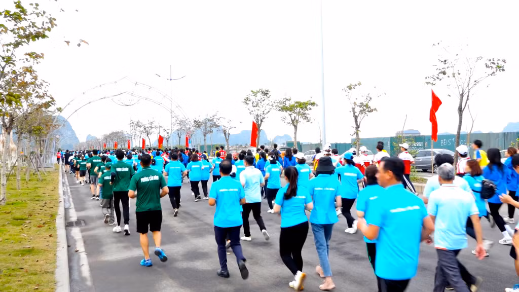 Đông đảo người dân hào hứng tham gia đường chạy hơn 1km.