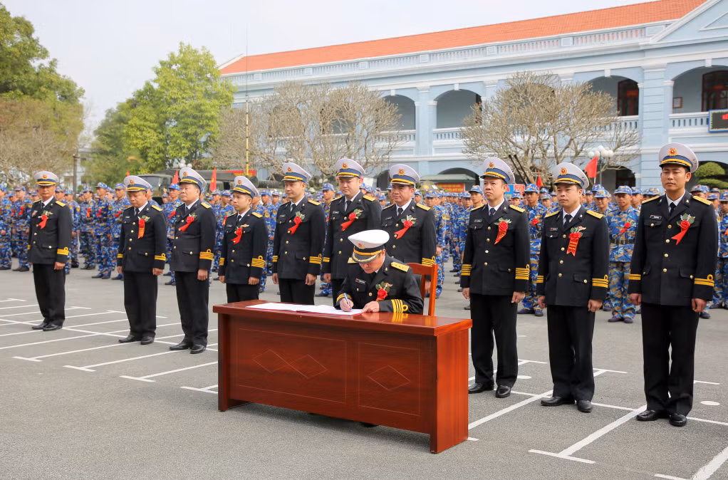 Đại diện các đơn vị thuộc Lữ đoàn 147 ký kết giao ước thi đua huấn luyện năm 2023.