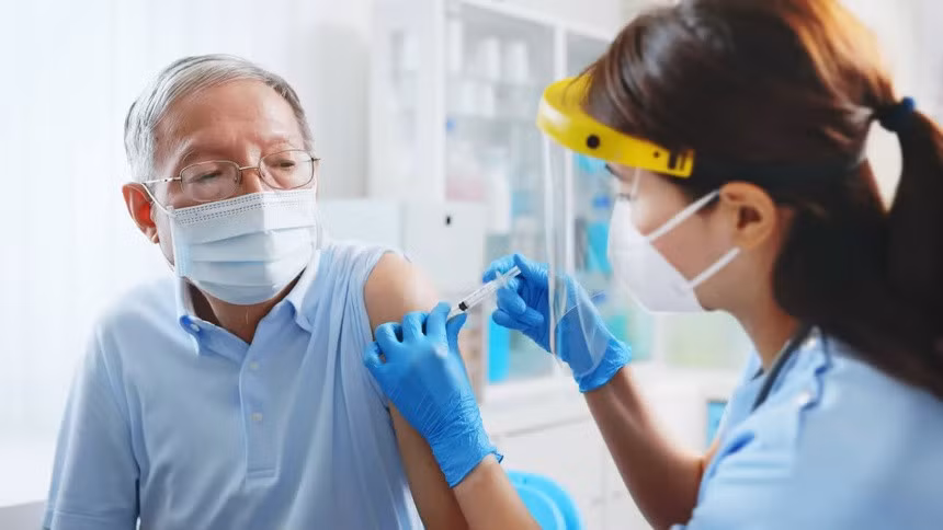 Tiêm vaccine hàng năm giúp giảm biến chứng nguy hiểm của bệnh cúm. Ảnh: CNA.