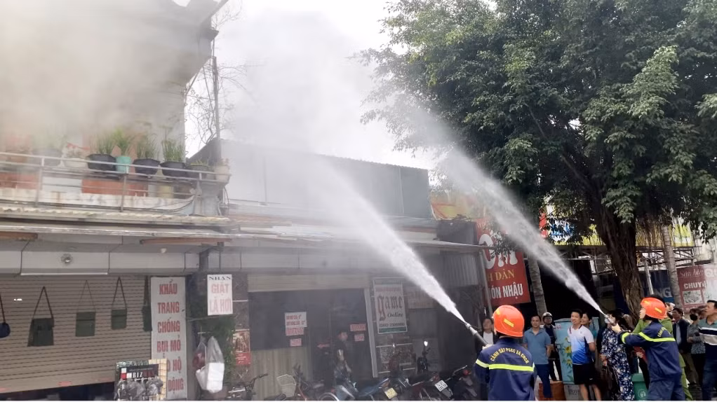 Thực tập phương án chữa cháy trong khu dân cư.