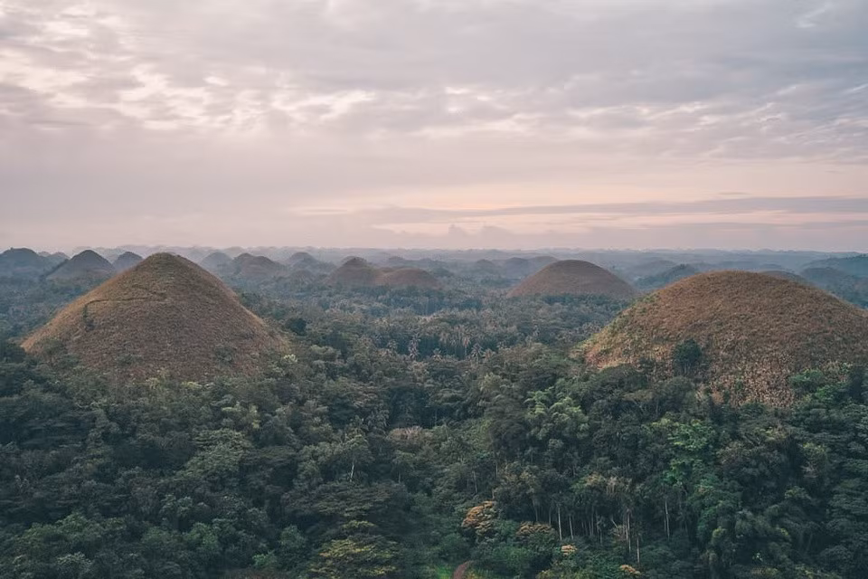 Đồi Chocolate, Bohol, Philippines: Nếu ai ưa thích chocolate, chắc chắn không thể bỏ qua nơi này. Đồi bao gồm 1.260-1.776 ngọn đồi hình nón. Mùa đẹp nhất của đồi Chocolate là mùa xuân. Vào thời gian này, du khách sẽ có cảm giác bước vào cánh đồng xanh bất tận. Ảnh: Jonny Melon.