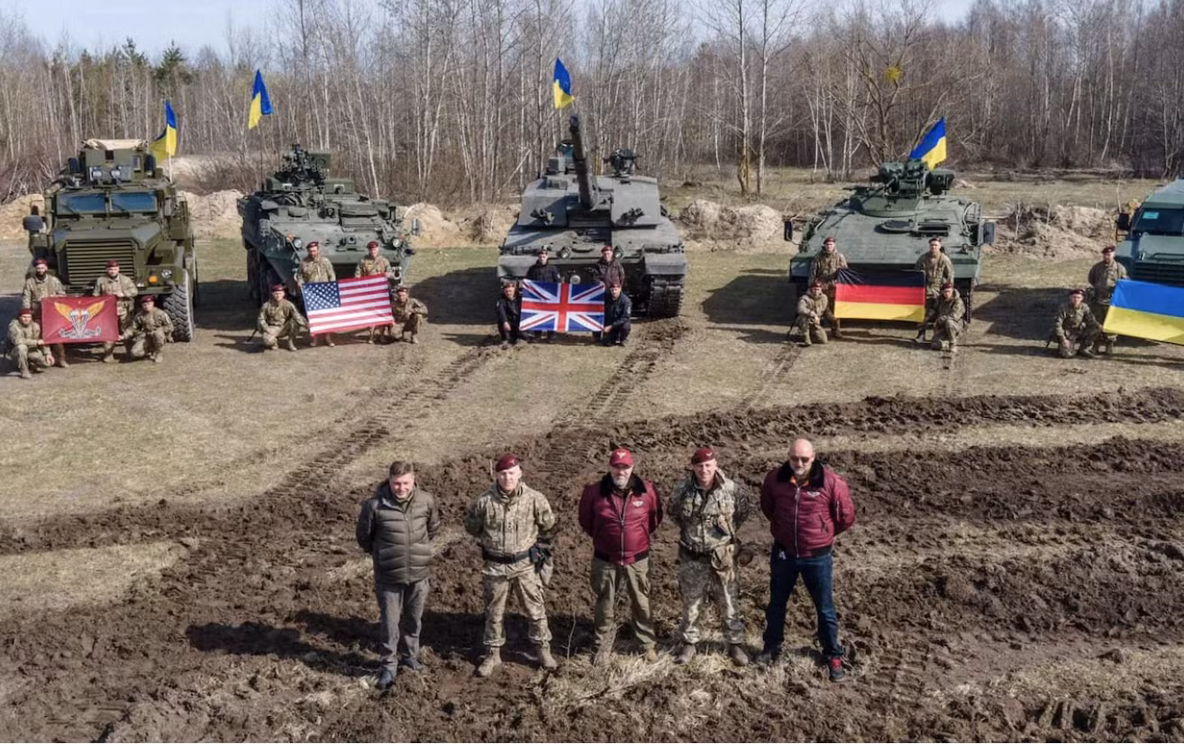 Một chiếc Challenger 2 (giữa, treo cờ Anh) cùng với một số phương tiện bọc thép khác mà Ukraine tiếp nhận gần đây, bao gồm cả xe bộ binh Stryker của Mỹ và Marder của Đức.