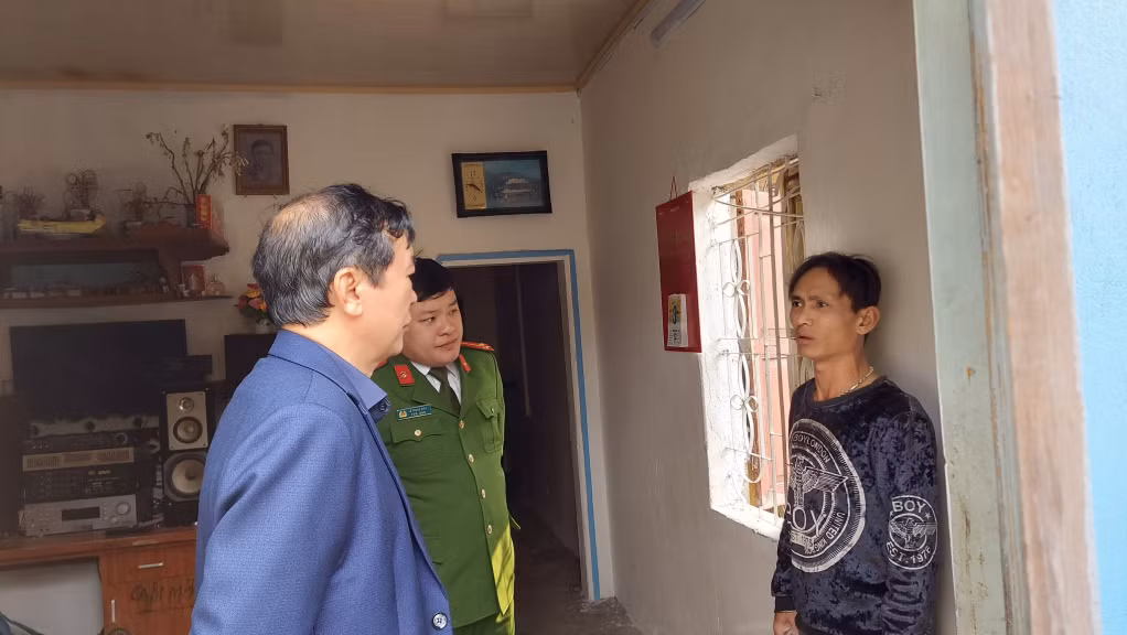 Lãnh đạo khu phố 7, phường Hà Khẩu, TP Hạ Long phối hợp cùng công an khu vực nắm tình hình trong dân.