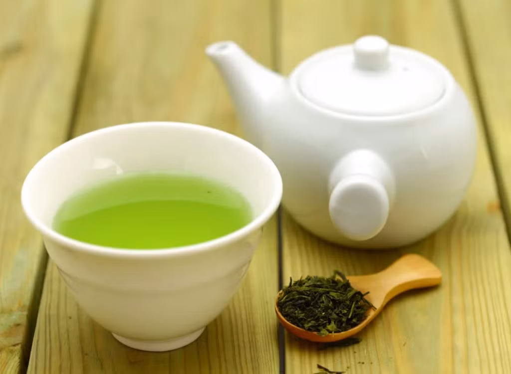 Trà xanh rất giàu chất chống oxy hóa EGCG có công dụng thúc đẩy khả năng trao đổi chất, giúp trẻ hoá các tế bào da. Ảnh: Shutterstock.