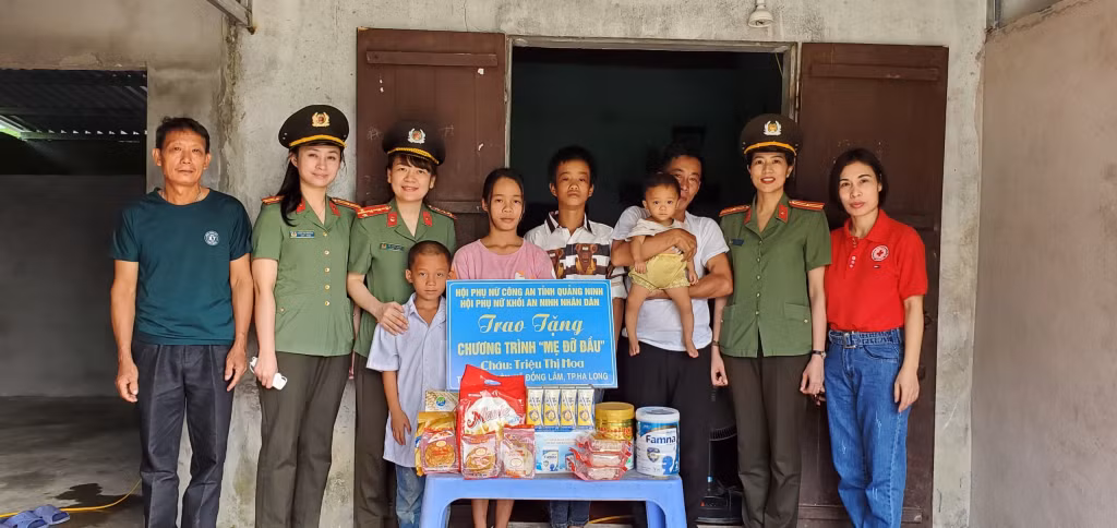 Hội phụ nữ Khối An ninh nhân dân trao tiền hỗ trợ và tặng quà cho em Triệu Thị Hoa. Ảnh: Đơn vị cung cấp.