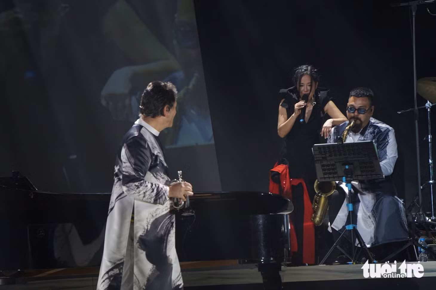 Hồng Nhung thân mật diễn cùng nghệ sĩ saxophone Quyền Thiện Đắc