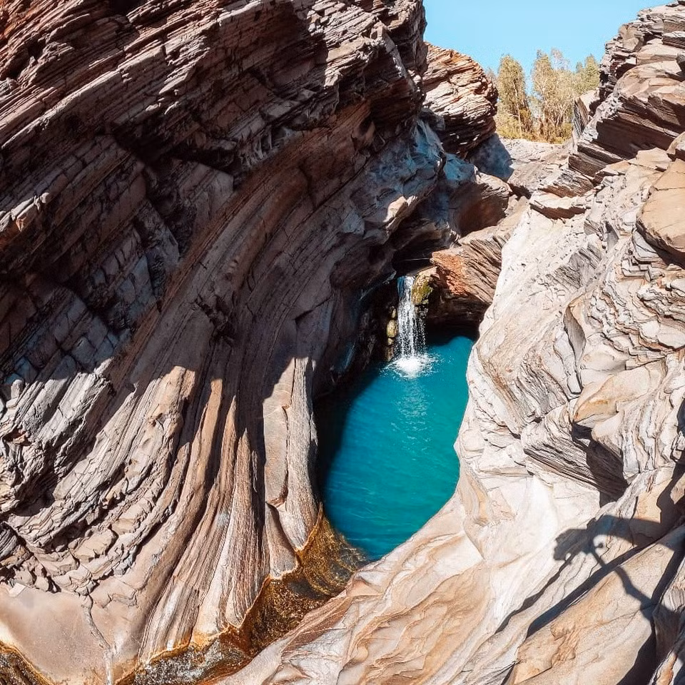 Hẻm núi Hamersley, Australia: Hẻm núi gồm những bức tường đá với độ cao đáng kể cùng những hồ nước tinh khiết, tạo nên thác nước hùng vĩ. Địa điểm này nằm ở vùng Pilbara của công viên quốc gia Karijini, Tây Autralia. Nó đã trở thành một điểm tham quan không thể bỏ qua khi tới Autralia. Ảnh: Salt and Charcoal.