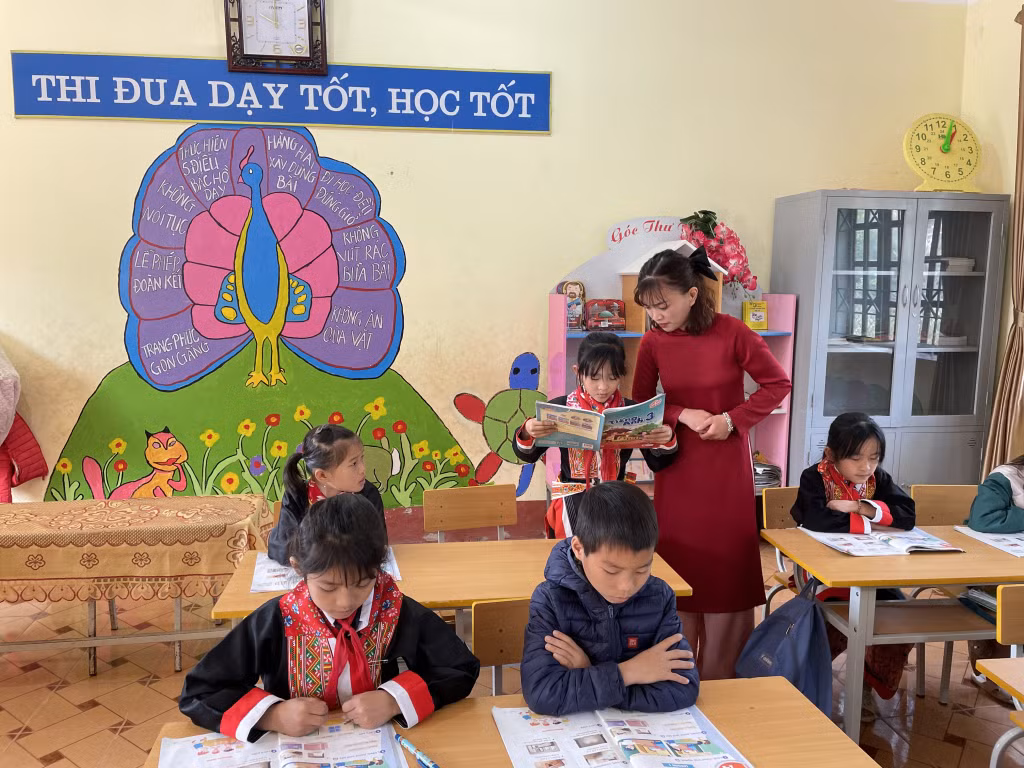 Cô giáo Phạm Thùy Dương, Trường Tiểu học Đồng Tâm (xã Đồng Tâm, huyện Bình Liêu) luôn yêu nghề, mến trẻ.