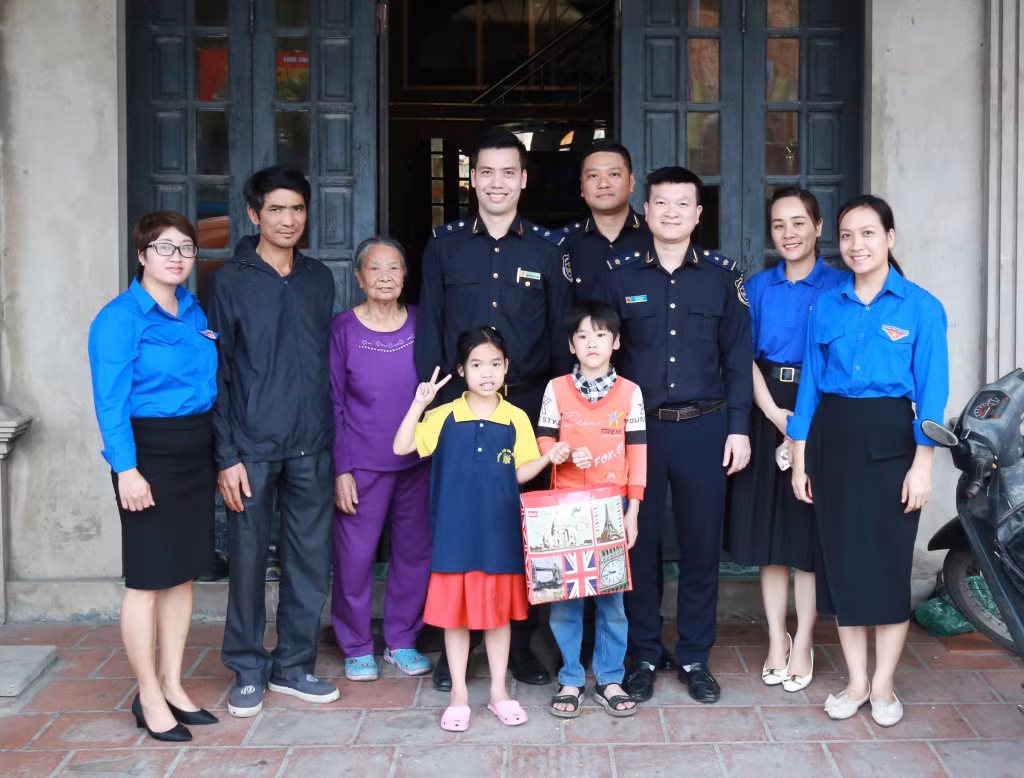 Anh Hoàng Minh Tuấn cùng ĐVTN Cục Hải quan tỉnh thăm, tặng quà cho trẻ em có hoàn cảnh khó khăn tại phường Bãi Cháy (TP Hạ Long) nhân dịp Tháng Thanh niên năm 2023.