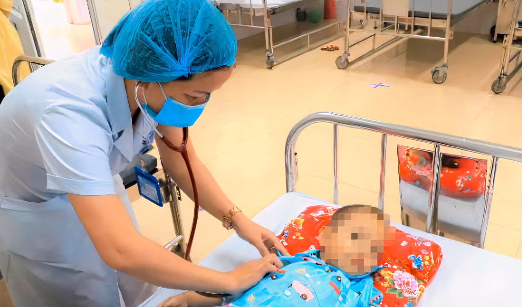 Bác sĩ Bệnh viện Sản nhi chăm sóc trẻ em bị tan máu bẩm sinh.