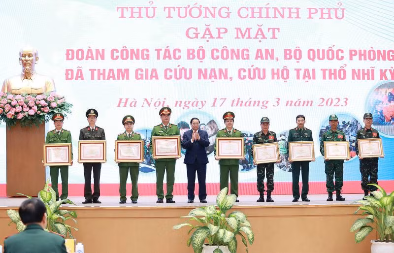 Thủ tướng Phạm Minh Chính tặng bằng khen cho các tập thể đã có thành tích trong thực hiện nhiệm vụ cứu hộ, cứu nạn tham gia khắc phục hậu quả thảm họa động đất tại Thổ Nhĩ Kỳ. Ảnh: Dương Giang/TTXVN