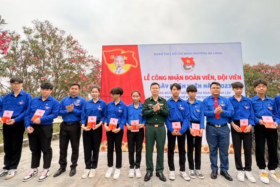 Các đoàn viên mới nhận Quyết định chuẩn y kết nạp, thẻ đoàn và huy hiệu đoàn tại buổi lễ. Ảnh: CTV Đồn Biên phòng CKQT Móng Cái