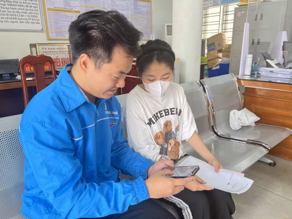 Cán bộ Đoàn thanh niên Mạo Khê hướng dẫn người dân thực hiện dịch vụ công trực tuyến cấp 3,4.