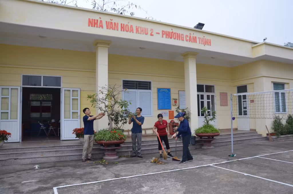 Ông Phạm Văn Hùng (ngoài cùng bên trái) cùng nhân dân quét dọn nhà văn hóa.