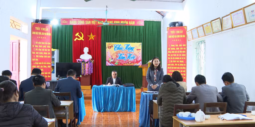 Đồng chí Vi Ngọc Bích, Ủy viên BTV Tỉnh ủy, Phó Chủ tịch Thường trực HĐND tỉnh, phát biểu tại buổi sinh hoạt Chi bộ thôn Làng Đài (xã Đông Hải, huyện Tiên Yên). Ảnh: Trần Hoàn (CTV)